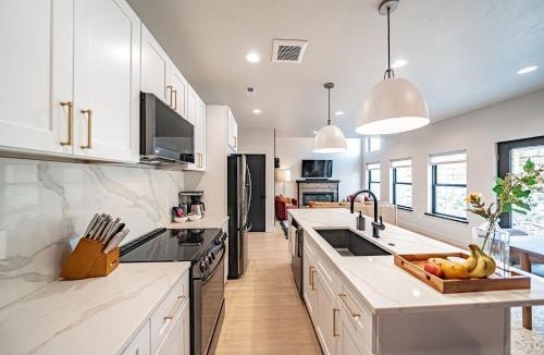 Driggs House | Stylish Townhome Walkable Garage