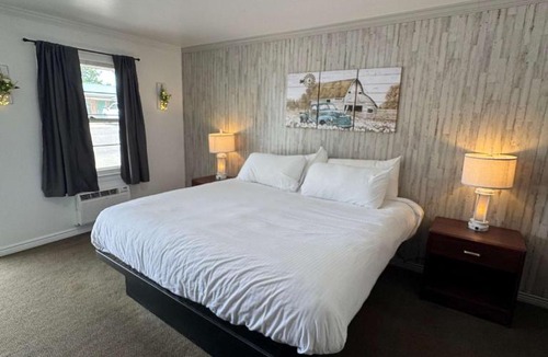 Lusk House | Suite Farmhouse Room