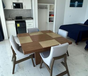 Costera Acapulco Apartment | Suite Frontal a Pie de Playa con Terraza Panorámica