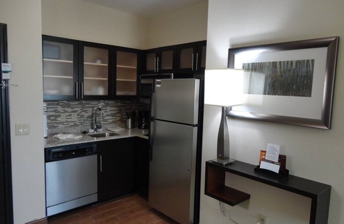 Northfield Apartment | Suite Near the Central Park Rail Station | Free Breakfast Buffet, Pool Access
