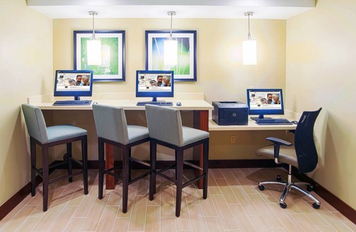 Northfield Apartment | Suite Near the Central Park Rail Station | Free Breakfast Buffet, Pool Access