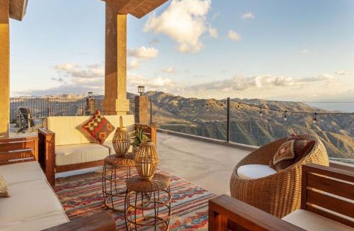 Yucca Valley House | Summit House Joshua Tree - Iconic Mountain Estate with Spa Ping-Pong Fire Pit