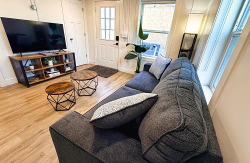 South Salt Lake House | Sun & Snow Bungalow Remodeled Hot Tub W&D