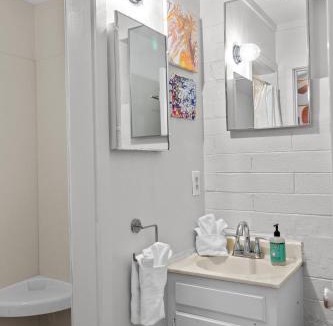 Camelback East Apartment | Sunlit Palm Cottage in Uptown Phoenix