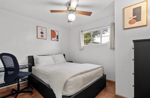 Camelback East Apartment | Sunlit Palm Cottage in Uptown Phoenix