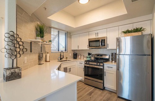 Tempe Apartment | Sunny Getaway Hot Tub & Gym ASU & Mill Ave