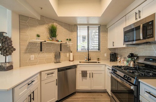 Tempe Apartment | Sunny Getaway Hot Tub & Gym ASU & Mill Ave