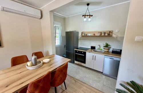 Pricelje House | Sunny village, pool house
