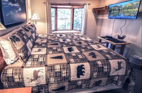 Estes Park House | Sunnyside Knoll- 16 cabin