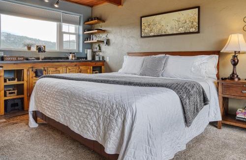 Hot Springs House | Sunrise Cabin at Highland Meadows - King Bed and Views
