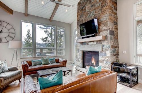 Christie Heights House | Sunrise Ski Haus, Stunning Mountain Views and Private Hot Tub