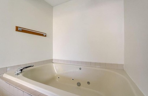 Lake Delton House | Sunrise Suites - Lakefront - Location Location