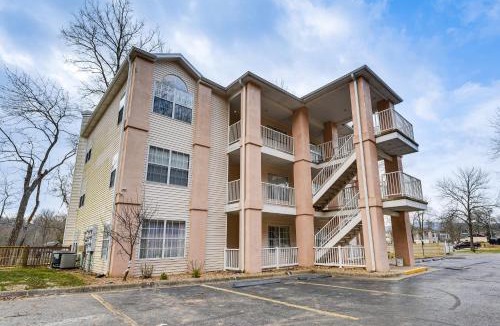 Branson House | Sunroom, Fireplace: Lakefront Branson Condo
