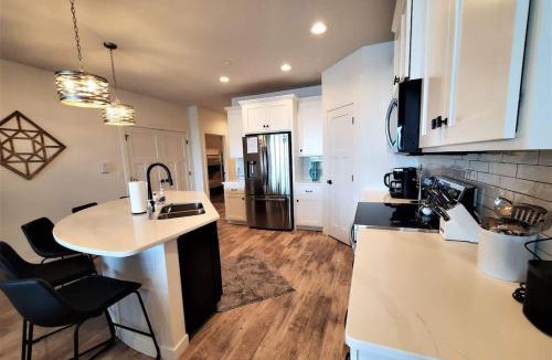 Arnolds Park House | Sunset Shores 4BR Lake Escape Family Friendly