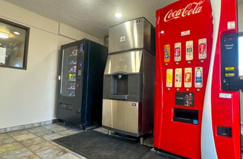 Coralville Hotel | Super 7 Motel