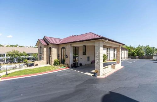 Branson Hotel | Super 8 by Wyndham Branson Andy Williams Theatre