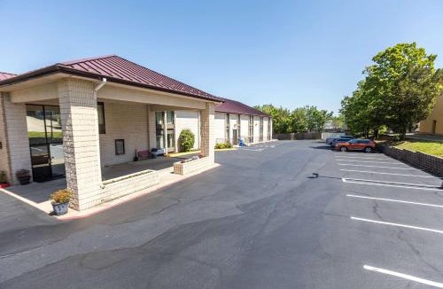 Branson Hotel | Super 8 by Wyndham Branson Andy Williams Theatre