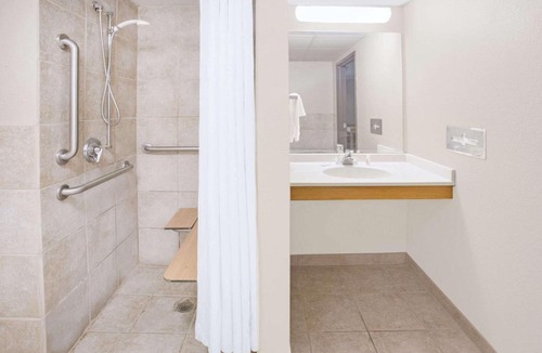 Davenport Hotel | Super 8 by Wyndham Davenport