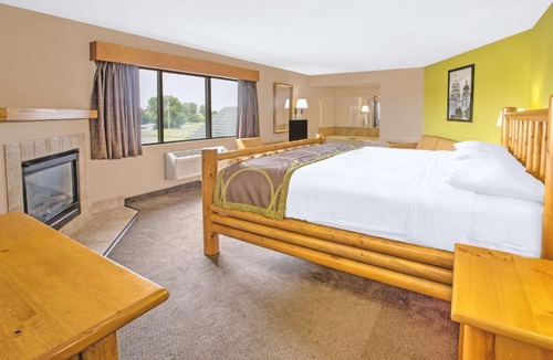 Davenport Hotel | Super 8 by Wyndham Davenport