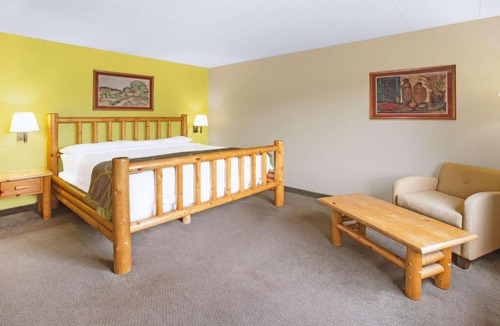 Davenport Hotel | Super 8 by Wyndham Davenport