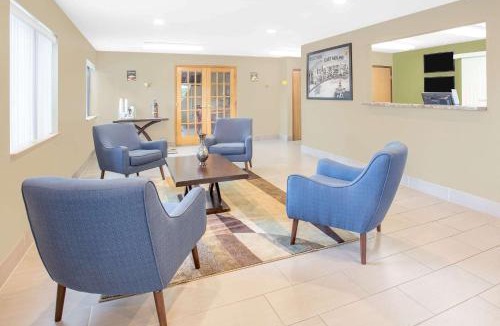 Carbon Cliff Hotel | Super 8 by Wyndham East Moline