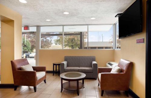 Jackson Hotel | Super 8 by Wyndham Jackson