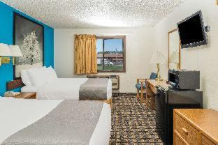Lincoln Hotel | Super 8 by Wyndham Lincoln West