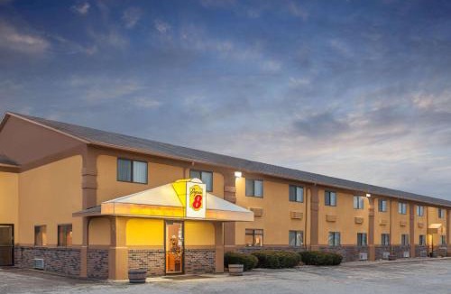 Muscatine Hotel | Super 8 by Wyndham Muscatine