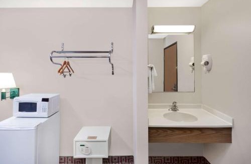 Muscatine Hotel | Super 8 by Wyndham Muscatine