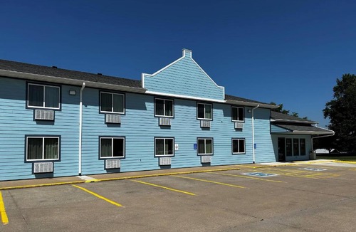 Pella Hotel | Super 8 by Wyndham Pella