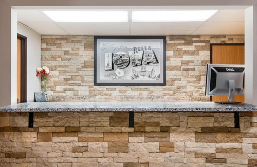 Pella Hotel | Super 8 by Wyndham Pella