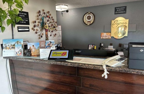 Perry Hotel | Super 8 by Wyndham Perry IA