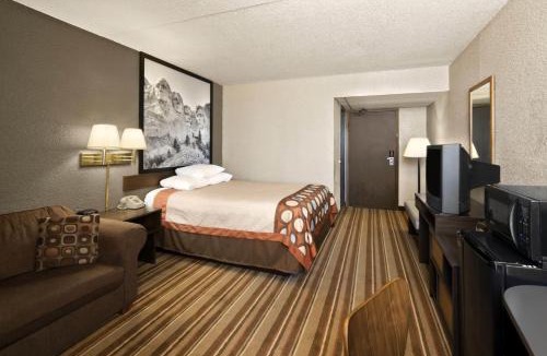 Redfield Hotel | Super 8 by Wyndham Redfield