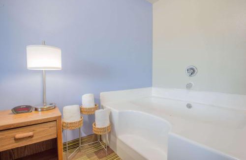 Toledo Hotel | Super 8 by Wyndham Toledo