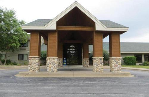 Quad Cities Hotel | Super Davenport Inn & Suite