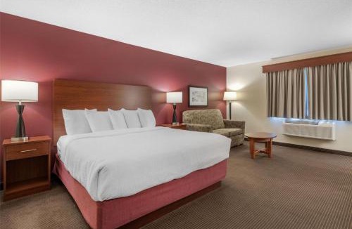 Litchfield Hotel | SureStay Plus Hotel by Best Western Litchfield