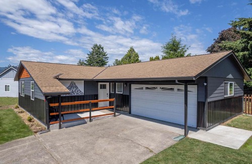 Cascade Locks House | Tails and Trails home
