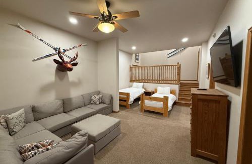 Breckenridge House | Ten Peaks Lodge