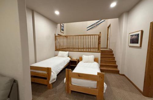 Breckenridge House | Ten Peaks Lodge
