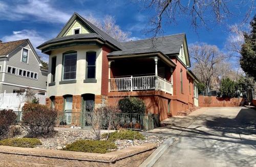Nob Hill House | The 1900 House 1 Block From DT