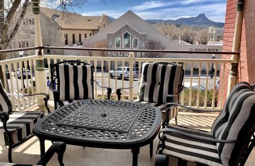 Nob Hill House | The 1900 House 1 Block From DT