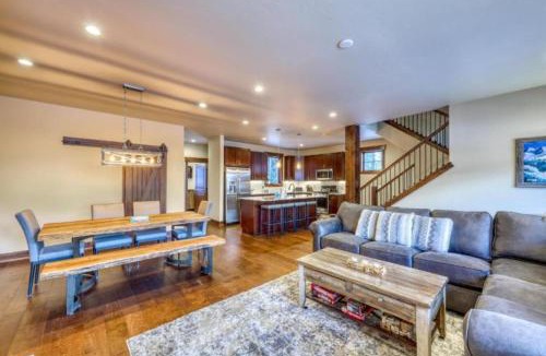 Keystone House | The Alders Townhomes In East Keystone - Luxury 3 Bedroom Den