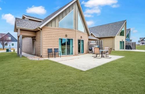 Spirit Lake House | The Anchor Poolside at Bridges Bay Resort