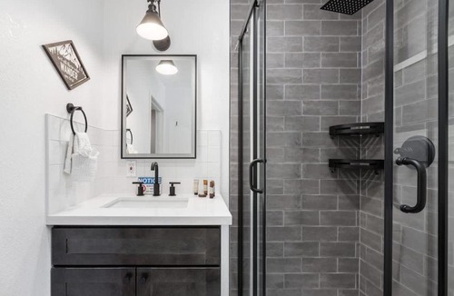 Three Rivers Apartment | The Belle Sequoia Motel RM9