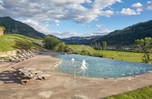 Hoback Junction Resort | The Cabins at Snake River Sporting Club