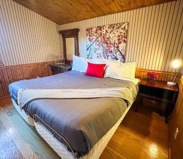 Grand Lake House | The Carriage House Walk to River Lake In Town