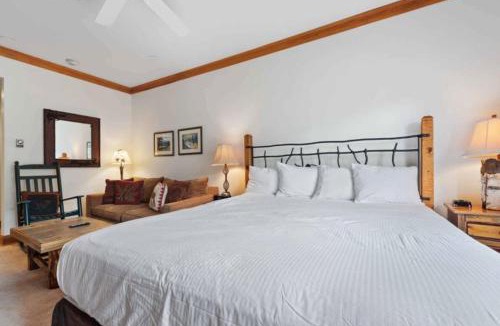 Beaver Creek Hotel | The Charter at Beaver Creek D225