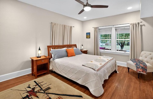 Rountree House | The Cherry St House|Dog Friendly |Sleeps 10 |Near MSU
