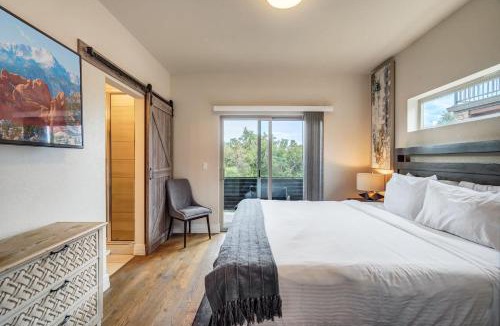 Colorado Springs House | The Chestnut Downtown Rooftop Deck w Firepit