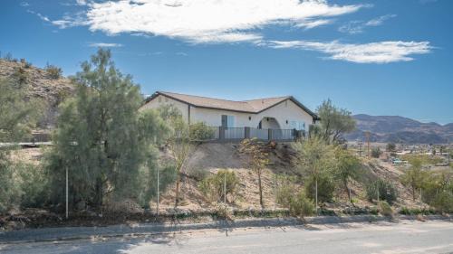 Twentynine Palms Villa | The Chill Villa - EV, Hot Tub, Grill, Bar, Games, RV Parking in Twentynine Palms Downtown